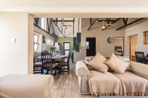 Ginger Barn 5 Sleeper - 1km from Menlyn