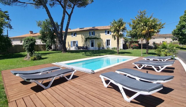 Gîte du Ruban Vert with private swimming pool