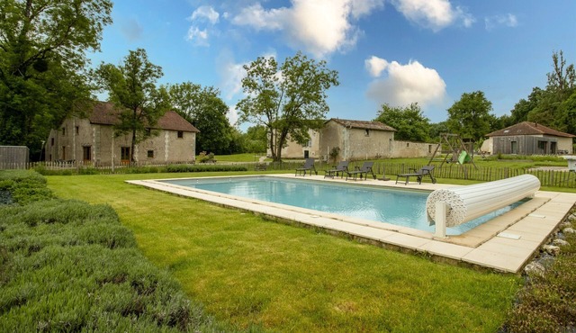 Gîte L'Étable with Shared Pool, Private Terrace and Wi-Fi