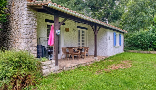 Gîte La Cascade - Domaine l'Étang des Mirandes with Shared Pool