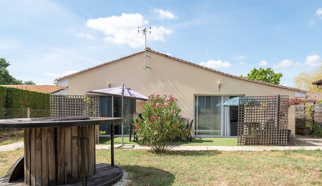 Gite le cocon de lily – Spacious Holiday Home with Indoor Pool in Bordeaux Vineyards