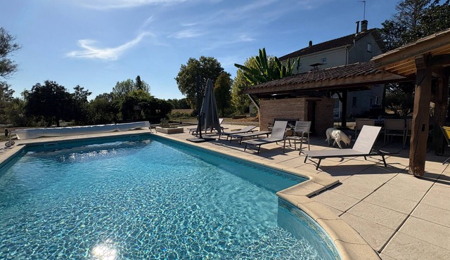 Gite Le Parc de Gouts – Your Spacious Estate with Heated Pool and Private Pond in Aiguillon