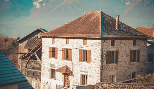 Gite located between lake and mountains, close to small tourist town.