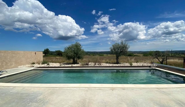 Gîte, located in a stone farmhouse, air conditioning and swimming pool, quiet location.