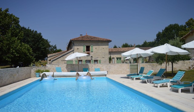 Gite Sunflowers: for 5 people at the Domaine de Pegon in the countryside.