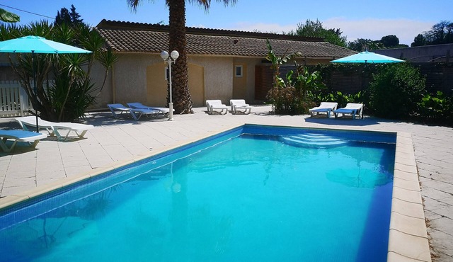 Gîte T2 La Passiflore with heated swimming pool in wooded grounds