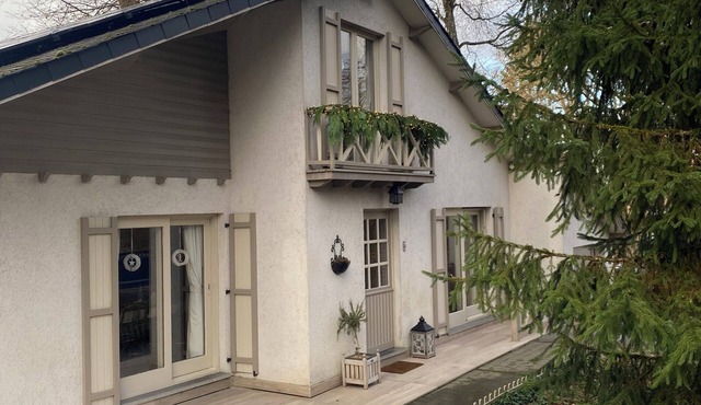 Gite with private Jacuzzi in a soothing setting. Pets accepted