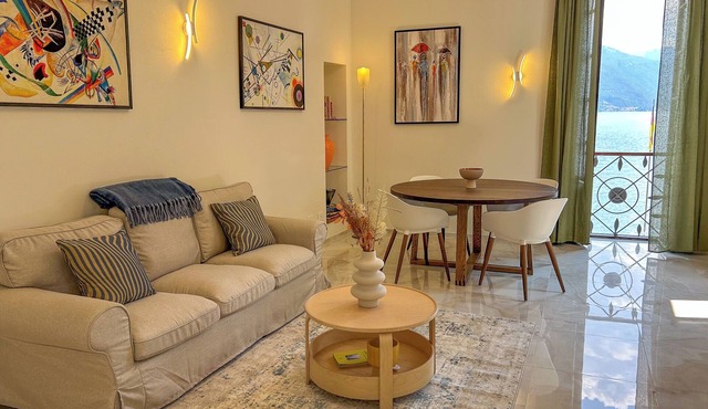 Giulia elegant vacation apartment directly on Lake Como