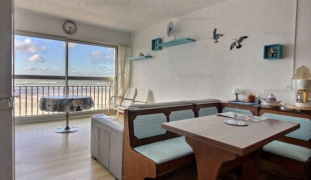 GL C212 : Ideally located, seafront studio for 2 people, private parking
