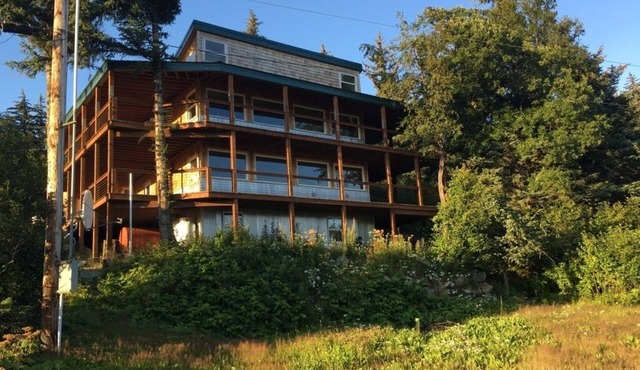 Glacier views, waterfront property on Haines dramatic Mud Bay Road