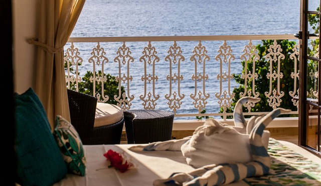 Glacis: Beach-front self-catering Villa