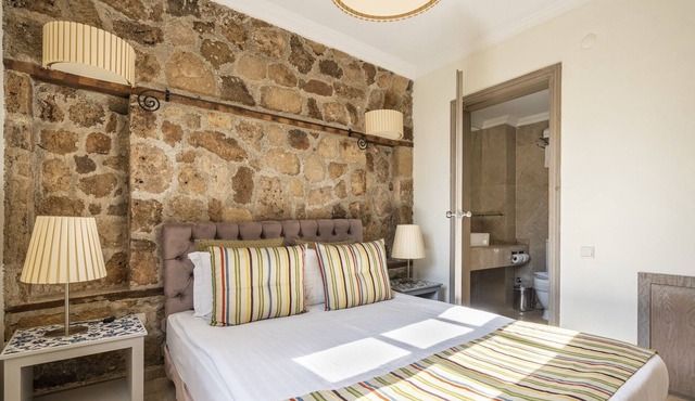 Glamorous Flat with Jacuzzi near Hadrian's Gate