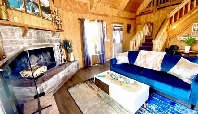GLAMOROUS Stylish cabin💫 over 2 acres, beautiful views, sleeps 8, washer & dryer