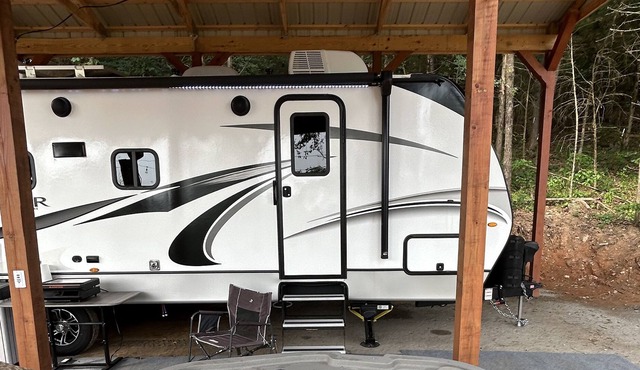 Glamping in the Trees with view pet friendly