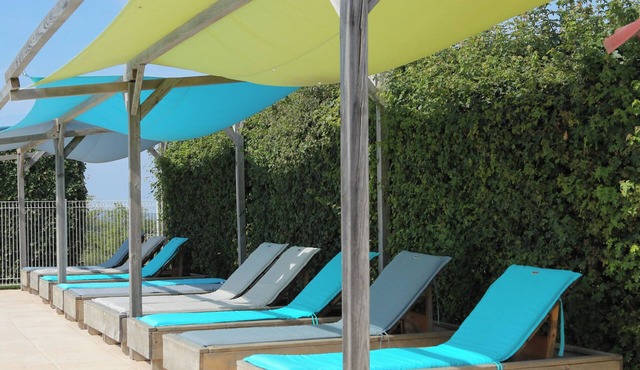 Glamping 'Safarilodge Confort Tent 2-6 Pers' with Private Terrace, Shared Garden and Wi-Fi