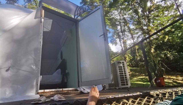 Glamping surrounded by nature and fauna.