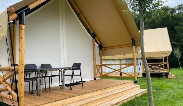 Glamping tent equipped with living room, kitchen and sanitary facilities