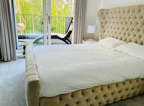 Glasgow City Central Executive Triplex House, 3 Bedroom 3 Bathrooms 1 living room Kitchen - Huge Terrace for Master Bedroom - Private E Parking LEZ Congestion Zone Free - Garden - 5 mins drive to City Centre Central Station