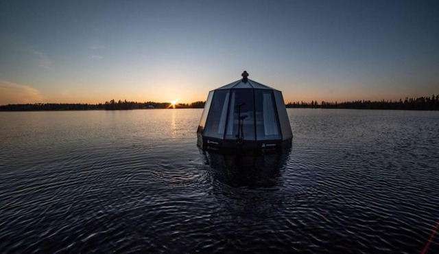 Glass Room lake view Luxury getaway for two - wild nature experience in Sweden