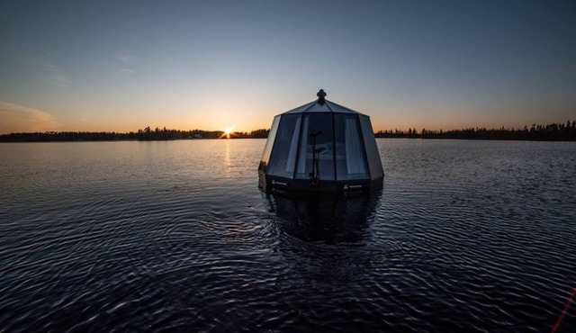 Glass Room lake view Luxury getaway for two - wild nature experience in Sweden