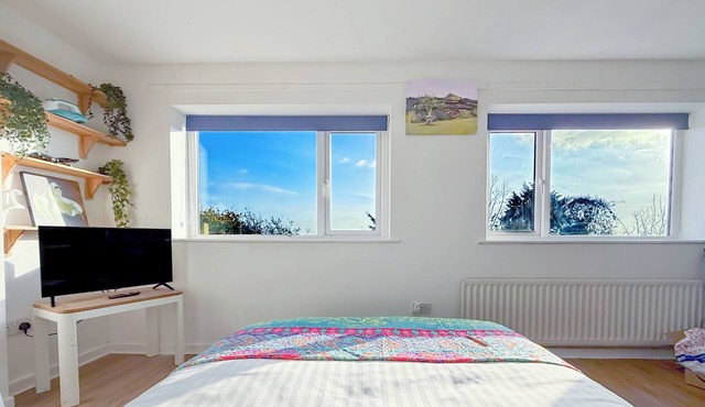 Glastonbury Studio- amazing views and Free Parking