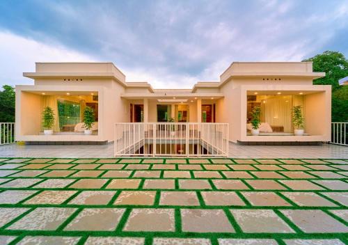 Glen Castle Vagamon Pool Resort by VOYE HOMES