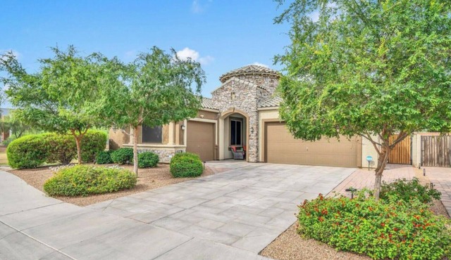 Glendale Getaway-Walk to State Farm Stadium, Arena, Westgate & Shopping!