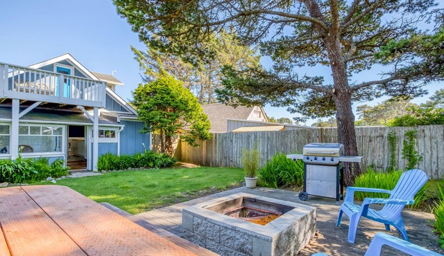 Gleneden Beach Home with Fire Pit, Grill, and Large Fenced Yard