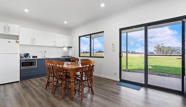 Glenowrie Cottage - 1 King 2 Singles - Near Cadia