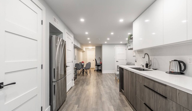 GLOBALSTAY. Modern Bsm in the Heart of Toronto. HOT TUB, BBQ.