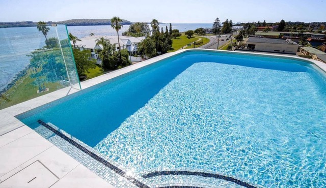 Glorious 2-Bed with Waterside Balcony Views