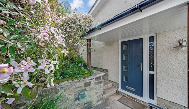 Glorious River Views from this dog friendly 3 bed house in Noss Mayo