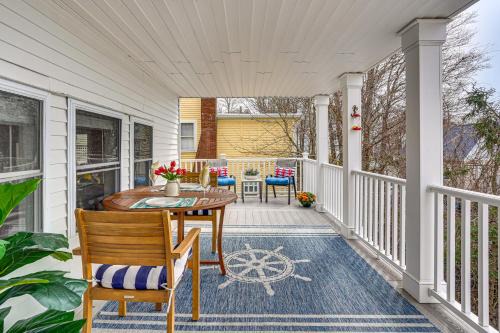 Gloucester Large 2-Room Studio, Full Kitchen, Deck