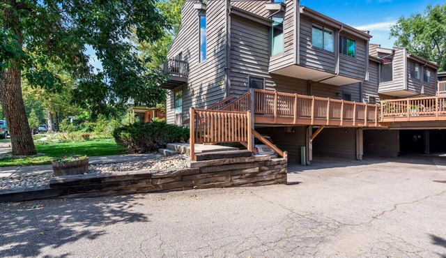 Go everywhere! Lovely Mapleton Hill townhome!