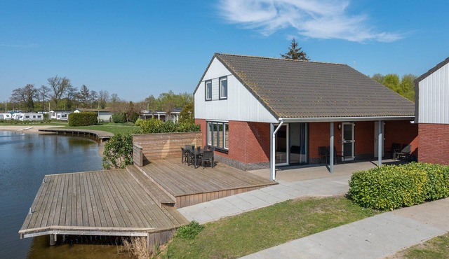 Going on holiday with the entire family? Stay at our freestanding bungalow with a view of the Veluwemeer or at the courtyard garden.