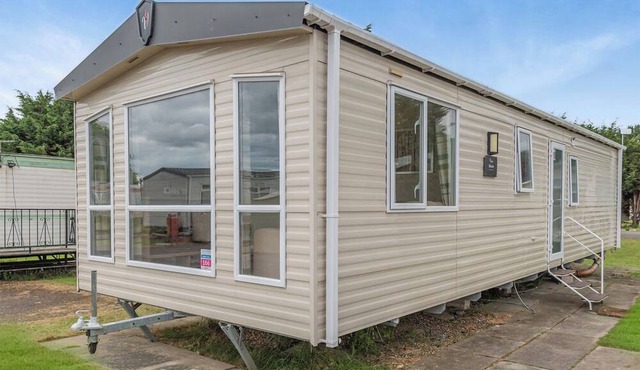 Gold 2 Bedroom Caravan, Sleeps 6. With decking.