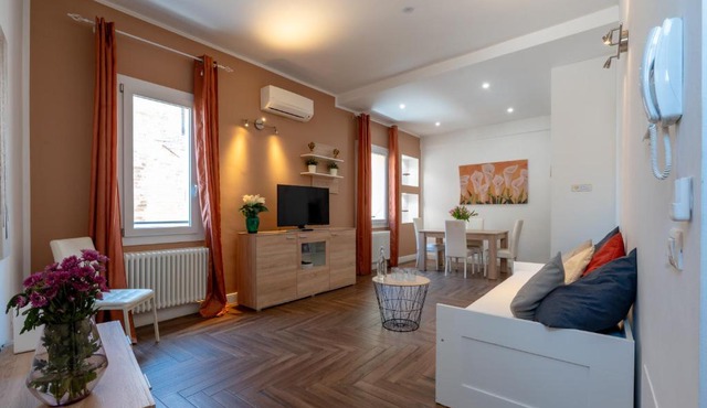Gold Apartment