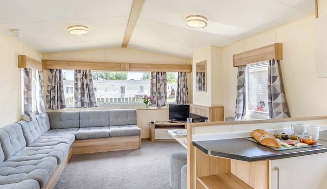 Gold Caravan with decking & sea view 6 P