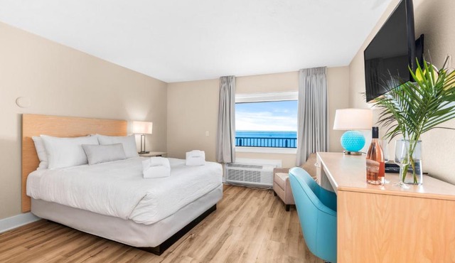 Gold Coast Inn Breathtaking Sunsets Standard Lake View Room 206