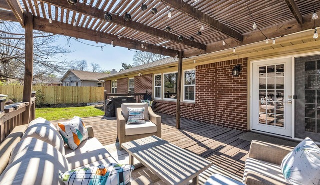 Golden Era Retreat-3 Miles to Expo-Fully-Fenced-Pet Friendly