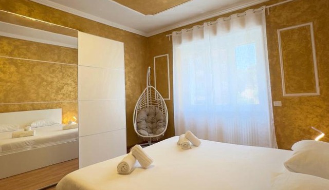 Golden Essence Apartment - terrace & metro