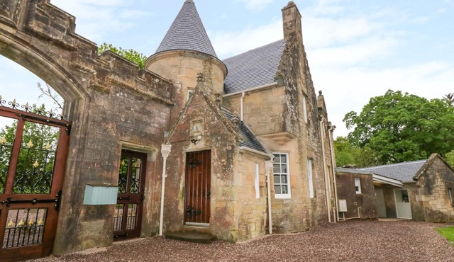 GOLDEN GATES LODGE, family friendly, with open fire in Doune