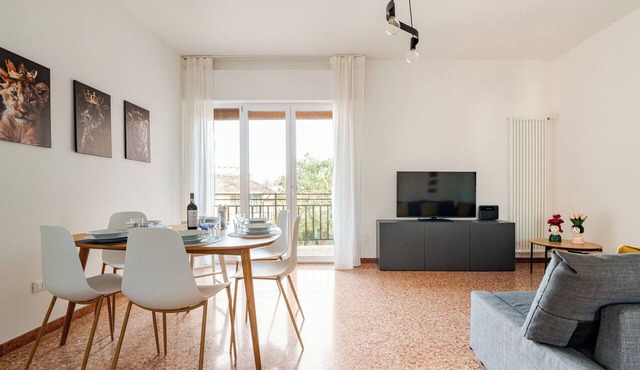 Golden House Venice Yellow – Explore Eastern Veneto with Family