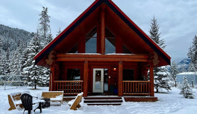 Golden Rustic Cabin Getaway|Loft & Mountain Views!