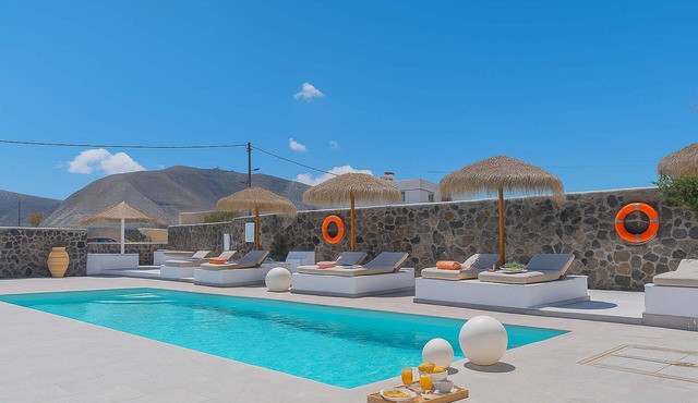 Golden Sunrise Suites - Santorini Pool Bliss Suite