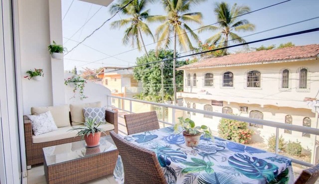Golden Zone Studio w Pool - 2 Blocks to Beach