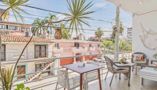 Golden Zone Studio w/Pool - 2 Min to Beach