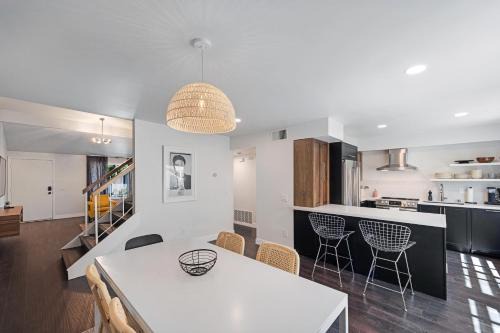 Golf and Couples Oasis/Midcentury w/6 Pools Hot Tub