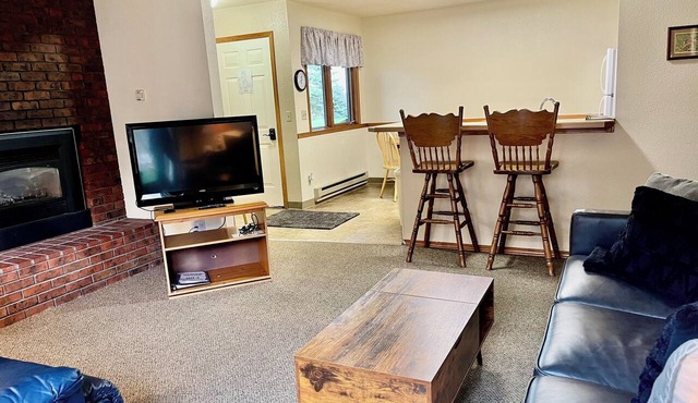 Golf Course Condo with Pool, Hot Tub, Sauna, and Game Room. Aspen Townhomes #6