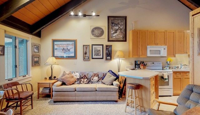 Golf course condo with WiFi, fireplace - access to pool & hot tub